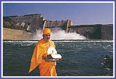 Swamishri with Lord Harikrishna Maharaj at the Sardar Sarovar site by the river Narmada. Swamishri prays for the early completion of the project