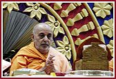 Swamishri prays to Lord Harikrishna Maharaj
