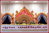 Swamishri performs morning puja on stage in the Haveli