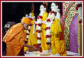 Swamishri worships the murti of Lord Swaminarayan