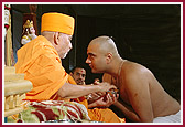 Swamishri initiates a youth into the parshad fold (Kanaad Bhagat)