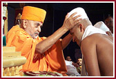 Swamishri initiates a youth into the parshad fold (Nachiketa Bhagat)