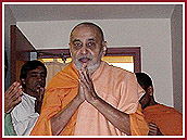 Swamishri bids everyone 'Jay Swaminarayan' on New Year's Day morning