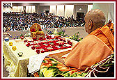 Swamishri performs puja