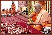 Swamishri sanctifies the little pots, which were later placed in the foundation pit