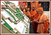 Swamishri performs pujan of Akshardham model