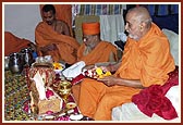 Swamishri performing arti of Lord Harikrishna Maharaj and Nidhikumbh