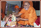 A devotee performing pujan of Thakorji 