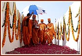 Swamishri descends to the Shilanyas 'gant' (pit)