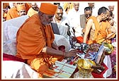 Swamishri performing pujan of Thakorji