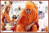 Swamishri pours water in the center of pit