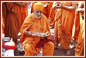 Swamishri performs arti of Shilanyas ceremony  