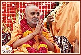 Senior sadhus honor Swamishri with garlands