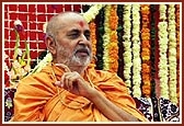 Swamishri blesses the historic Shilanyas assembly