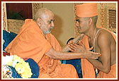 Swamishri performs the final rituals of saffron diksha