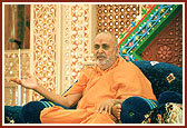 Swamishri blesses the 'Diksha' assembly