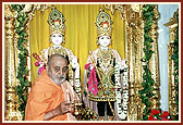 Swamishri perform arti of Thakorji at Anand mandir