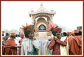 Sadhus and devotees eagerly await for Swamishri and Lord Harikrishna Maharaj's arrival