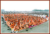 Sadhus and devotees eagerly await for Swamishri and Lord Harikrishna Maharaj's arrival