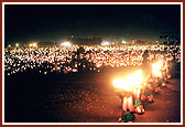 The mammoth gathering of 175,000 devotees performed the arti 