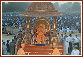 Swamishri humbly responds to the devotees as he passes by
