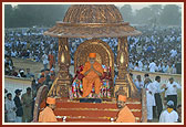 Swamishri humbly responds to the devotees as he passes by