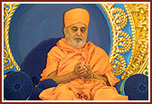 Swamishri offering mantra pushpanjali to the Lord