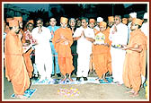 Swaminarayan Nagar', the festival site, was inaugurated amidst Vedic rites by Pujya Mahant Swami and Shri Bipinbhai Vakil, President of Municipal Corporation of Anand 