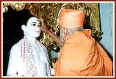 Swamishri performing the rituals for the murti pratishtha ceremony at the Shree Swaminarayan Mandir, Anand  