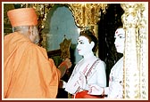 Swamishri invokes and worships the Lord during the murti pratishtha ceremony    