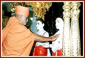 Swamishri invokes and worships the Lord during the murti pratishtha ceremony   