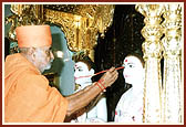 Swamishri performing the rituals for the murti pratishtha ceremony at the Shree Swaminarayan Mandir, Anand  