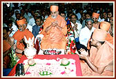 Swamishri performing the rituals for the murti pratishtha ceremony at the Shree Swaminarayan Mandir, Anand  