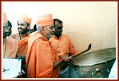 Swamishri drums a few beats on the 'nagaru' after the pratishtha ceremony 