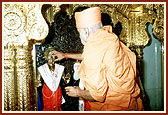 Swamishri invokes and worships the Lord during the murti pratishtha ceremony    