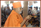 Swamishri performs the first arti of Thakorji at the Anand mandir