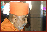 Swamishri engrossed in prayer before Thakorji