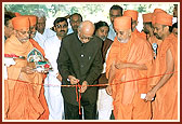    In the presence of Swamishri, Shri L.K.Advani, Home Minister of India, inaugurates 'Swaminarayan Vidyapith', an English residential school for girls, in Karamsad 