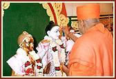 Murtis of Aksharpurushottam Maharaj, Harikrishna Maharaj, Laxmi Narayan Dev, Ghanshyam Maharaj and Guru Parampara, which were worshipped at the Yagna 