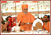 Swamishri performing arti of the Lord 