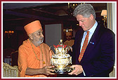 Pramukh Swami Maharaj presents an 'Amrut Kalash' - symbolizing  auspiciousness - to President Clinton