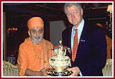 Pramukh Swami Maharaj presents an 'Amrut Kalash' - symbolizing  auspiciousness - to President Clinton