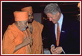 A humble farewell - President Clinton respectfully bows to Pramukh Swami Maharaj 