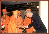  President offers a warm sarewell to Pramukh Swami Maharaj