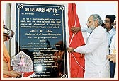 Chief Minister of Gujarat, Shri Narandrabhai Modi, unveils the village plaque