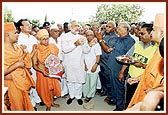 Chief Minister of Gujarat, Shri Narandrabhai Modi, performs the dedication ceremony to the recital of Vedic verses