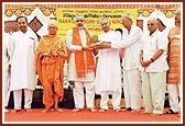 Puja Tyagvallabh Swami, the Chief Minister and donors of Narayannagar village on stage