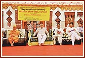 Puja Tyagvallabh Swami, the Chief Minister and donors of Narayannagar village on stage during the dedication assembly