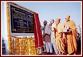  Shri George Fernandes unveils the plaque