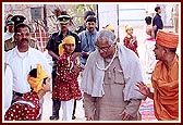  Shri George Fernandes is welcomed by BAPS balaks